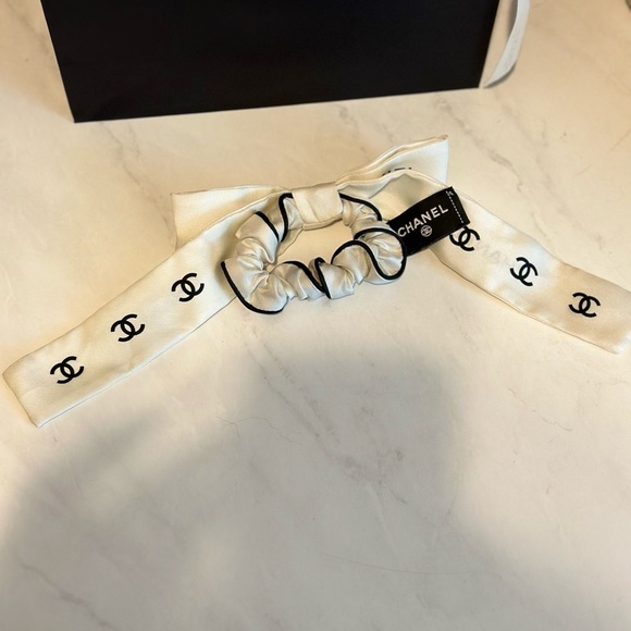 CHANEL HAIR TIE 2023 BLACK/IVORY - Picture 3 of 6